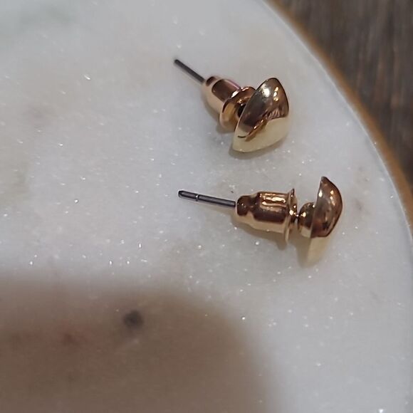 💲6️⃣ Bundled ✔️Plump Heart Golden Stud Earrings .25in wide - Picture 6 of 7